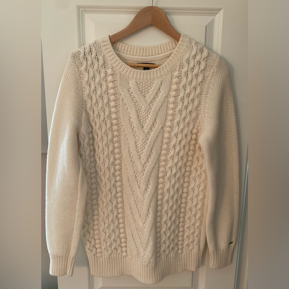 Like New-Tommy Hilfiger cable knit crew neck sweater
